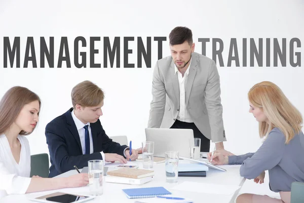 Conceito de formação em gestão. Pessoas em reunião de negócios no escritório — Fotografia de Stock
