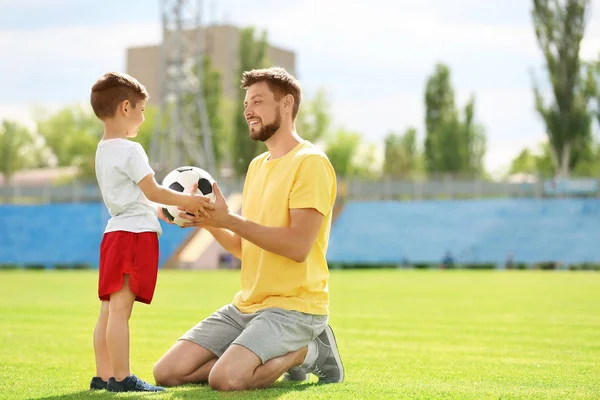 Vader en zoon met voetbal — Stockfoto