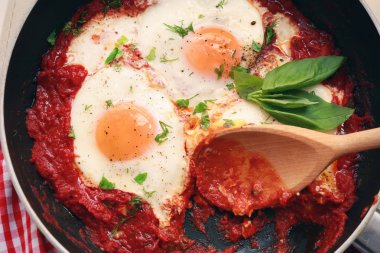 Kızartma tavası Araf içinde yumurta ile