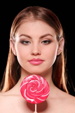 Lolipop siyah arka plan üzerine olan güzel kadın