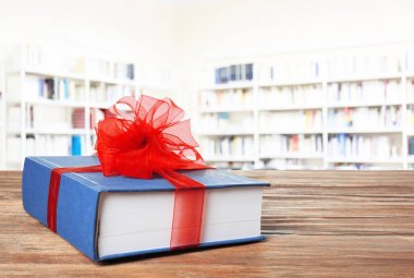 Şerit yay ile hediye olarak kitap 