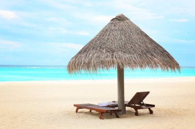 Tropik sahilde şezlong