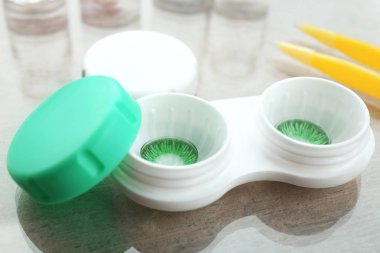 Renkli kontakt lensler ile konteyner 