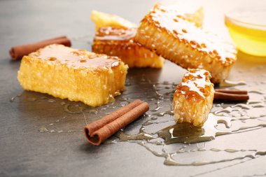 Peteğin, tarçın ve dökülen bal