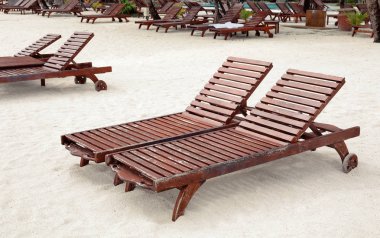 Tropik sahilde şezlong