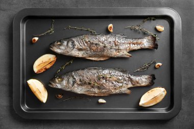 Kızarmış balık ile fırın tepsisine