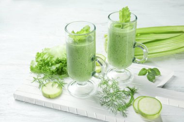 Taze sıkılmış suyu gözlük 