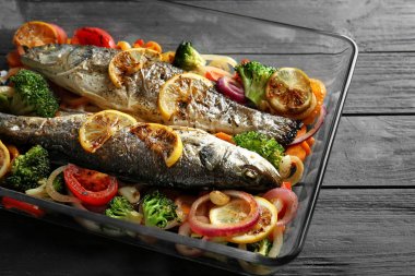 İki lezzetli balık pişirme çanağı 