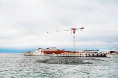 Deniz ve petrol inşaat alanına su dökmek