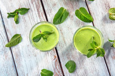 Taze sıkılmış suyu gözlük 