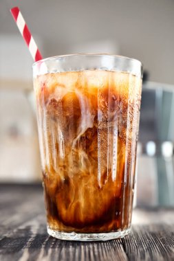 Cam soğuk bira kahve ve süt ile 