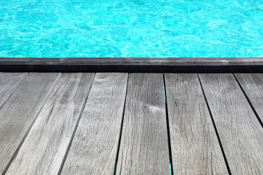 Deniz sahilde ahşap duba