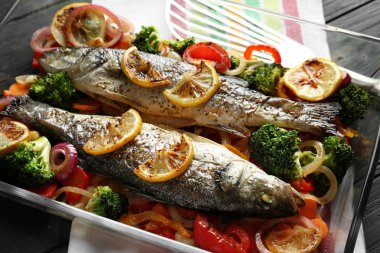 İki lezzetli balık pişirme çanağı