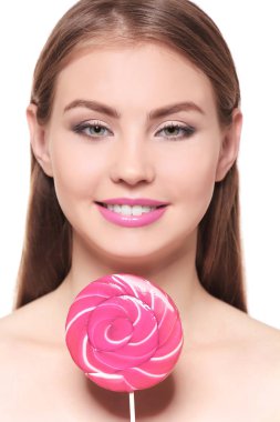 Lolipop beyaz arka plan üzerinde olan güzel kadın