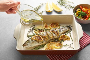 Kadın eli yağ boşaltma 