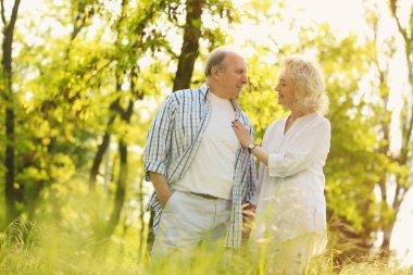 Park 'taki mutlu çift.