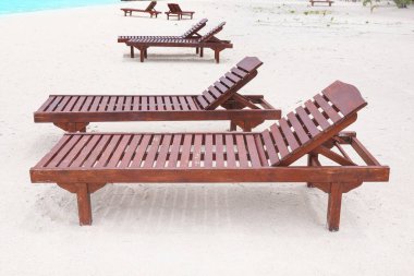 Tropik sahilde şezlong