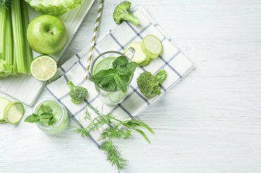 Taze sıkılmış suyu gözlük 