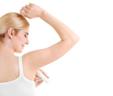 Deodorant kullanan güzel genç kadın 