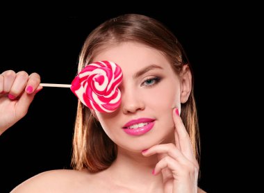 Lolipop siyah arka plan üzerine olan güzel kadın