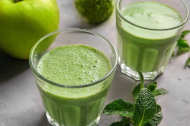 Taze sıkılmış suyu gözlük 