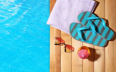Plaj tatil için kokteyl bardak ile ayarla 