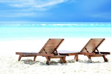 Tropik sahilde şezlong