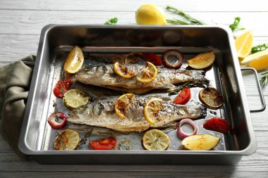 Lezzetli fırında levrek balığı