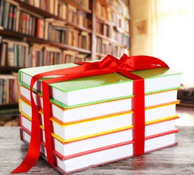 Kitaplar hediye olarak şerit yay ile 