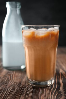 Cam şişe süt ve soğuk bira kahve 