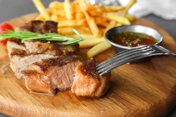 Essen von leckeren saftigen Steaks — Stockfoto