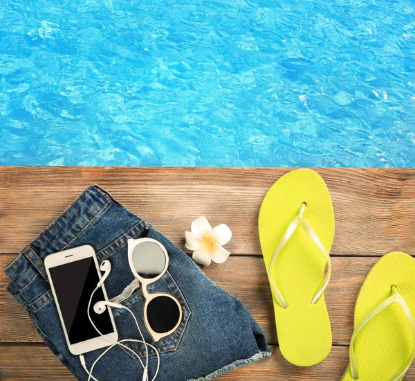 Παραλία σετ με smartphone για τις καλοκαιρινές διακοπές — Φωτογραφία Αρχείου