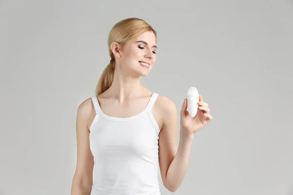 Ung kvinna med deodorant — Stockfoto