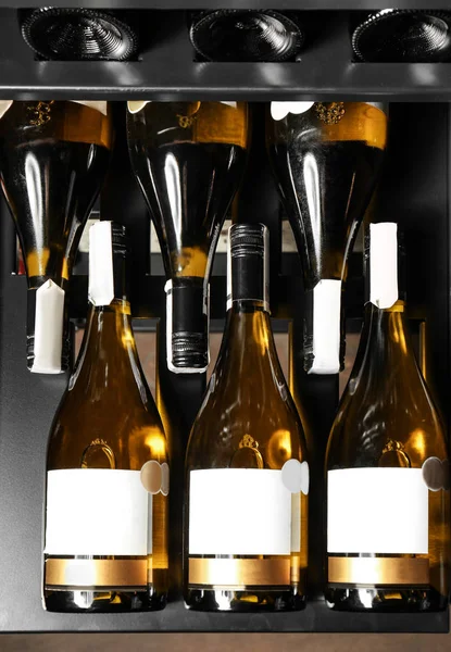 Botellas de vino en la tienda —  Fotos de Stock