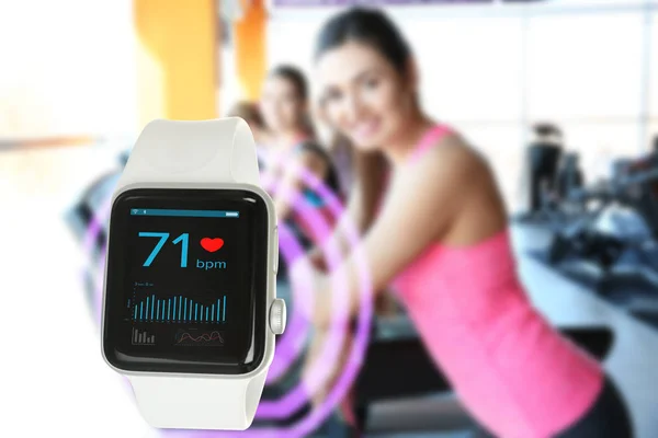 Smartwatch Con Gente Borrosa Gimnasio Fondo —  Fotos de Stock