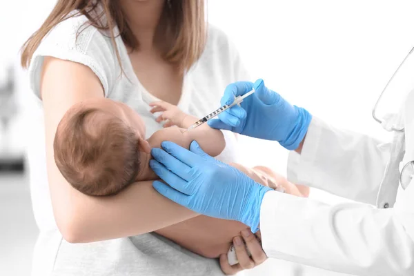 Läkare vaccinerande söt baby på sjukhus — Stockfoto