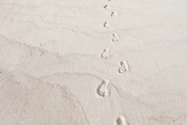 Menschliche Fußabdrücke am Strand — Stockfoto