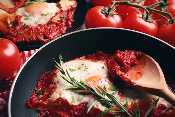 Poêle à frire avec œufs et tomates — Photo