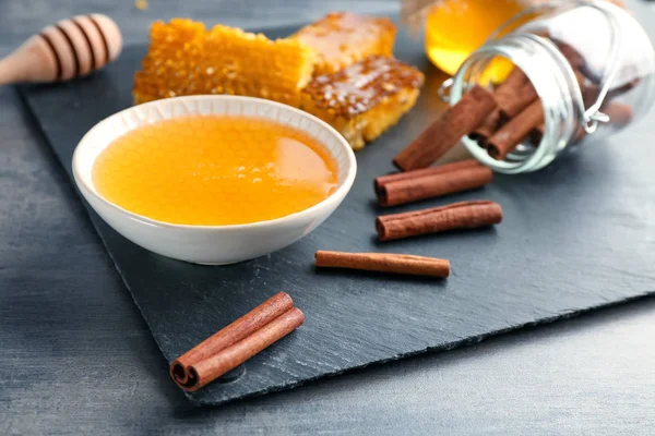 Ciotola con miele e cannella — Foto Stock