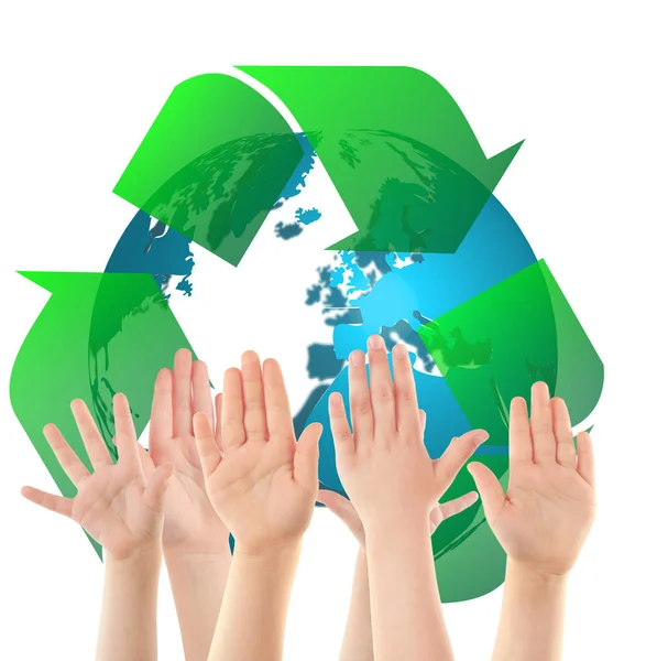 Gyermekek emeli a kezét és a földgömb az újrahasznosítás jel — Stock Fotó
