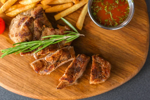 Leckeres Steak vom Grill und Pommes frites — Stockfoto