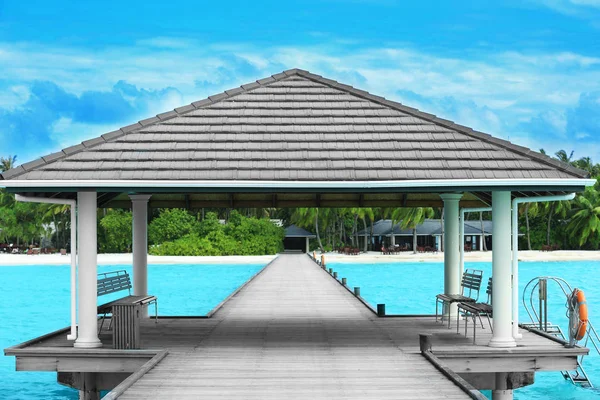 Wooden pontoon on sea beach — Stock Photo, Image