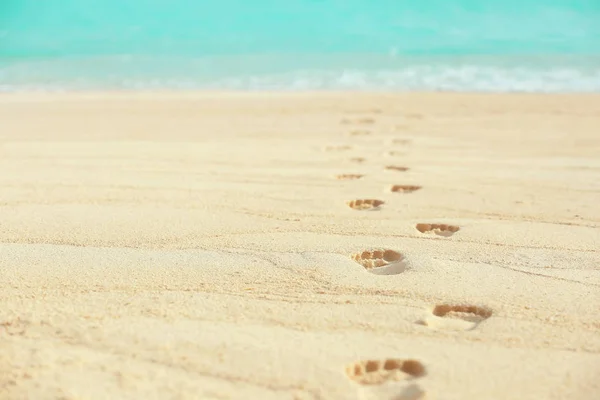 Mänskliga fotspår på stranden — Stockfoto