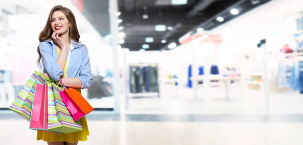 Jeune femme avec des sacs à provisions — Photo