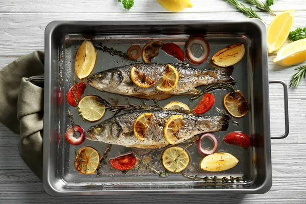 Lezzetli fırında levrek balığı