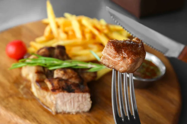 Essen von leckeren saftigen Steaks — Stockfoto