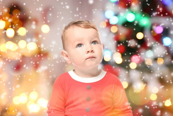 Niedliche Baby Und Weihnachtsbaum Auf Hintergrund Feiertagsfeier Konzept — Stockfoto