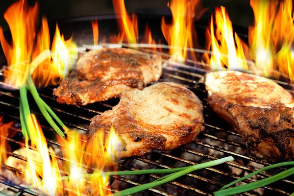 グリッドと炎を焼く美味しいステーキ — ストック写真