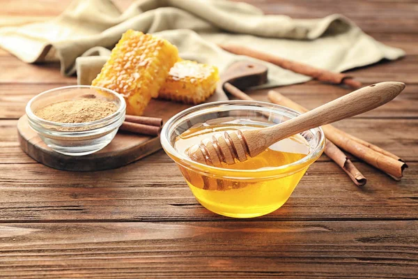 Bal ve tarçın ile kompozisyon 