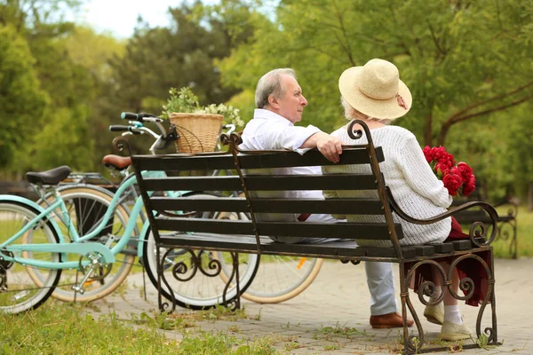Щаслива старша пара в парку — стокове фото